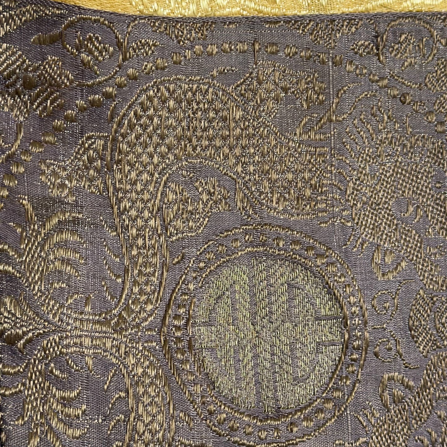Handgeschilderde mandala met authentieke minerale pigmenten en goudaccenten