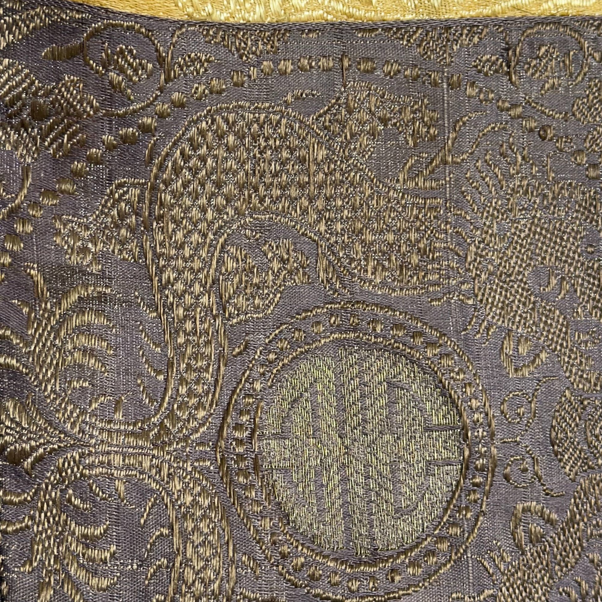 Handgeschilderde mandala met authentieke minerale pigmenten en goudaccenten