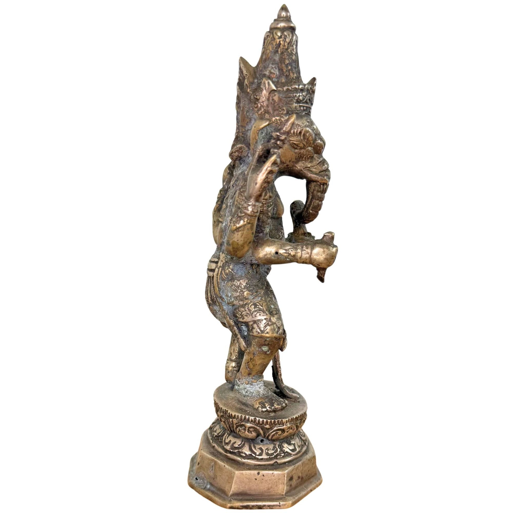 De gelaagde Mahuta kroon op de Ganesha, die de godheid verbindt met de goddelijke sferen van Bali.