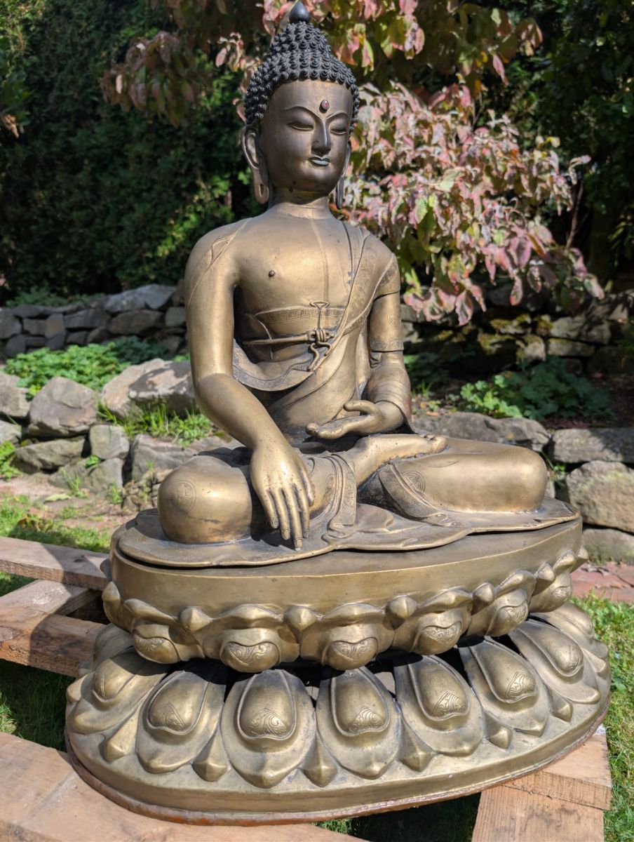 himalaya boeddha beeld van brons met complete tempelset en patina