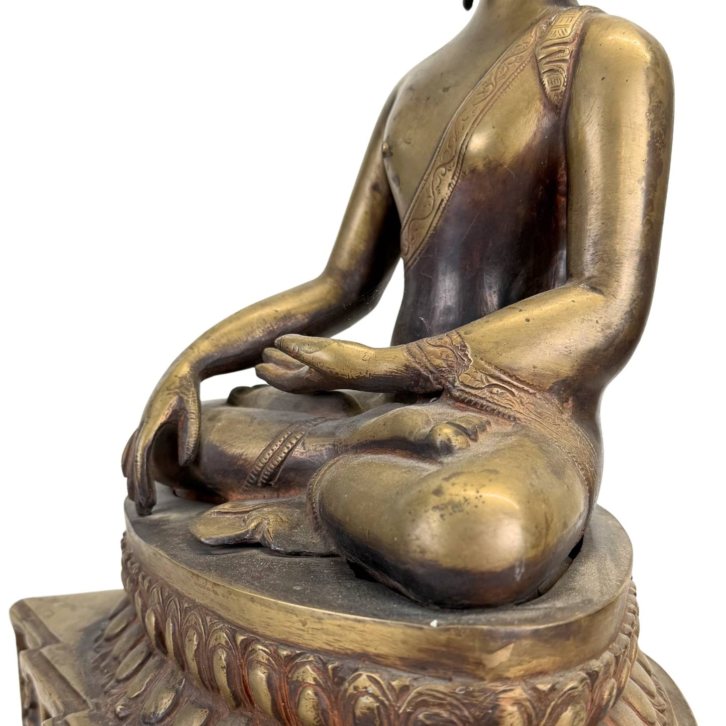 Detail van oude Himalaya Boeddha met verweerde zilverogen en krachtige meditatieve uitstraling