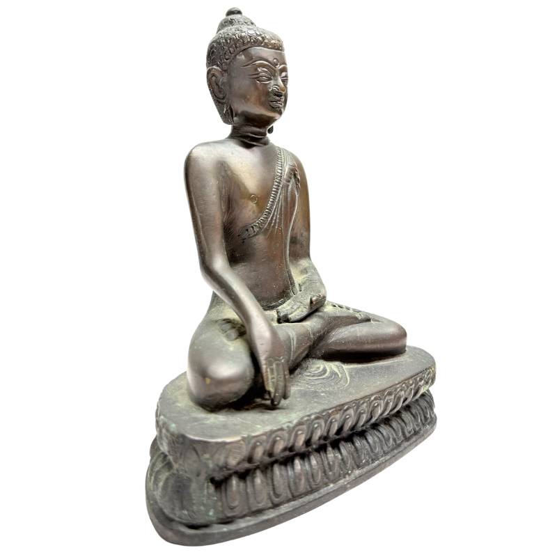Bronzen meditatiebeeld van Boeddha op traditionele lotustroon
