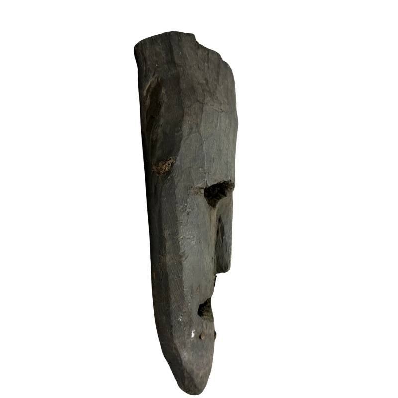 Houten ritueel masker uit Nepal met donkere natuurlijke patina
