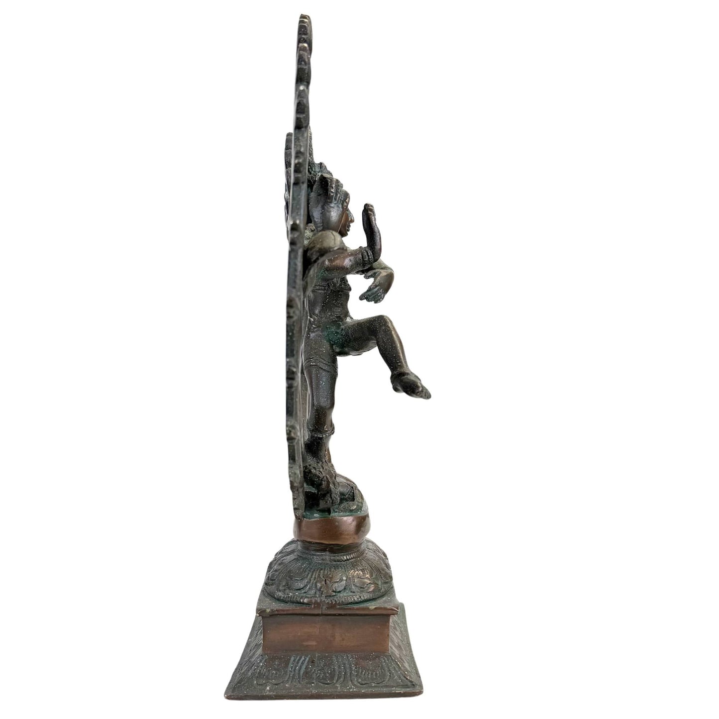Hindoe Shiva Nataraja beeld van brons met oude tempelpatina, sierlijke armen en gedetailleerde aureool