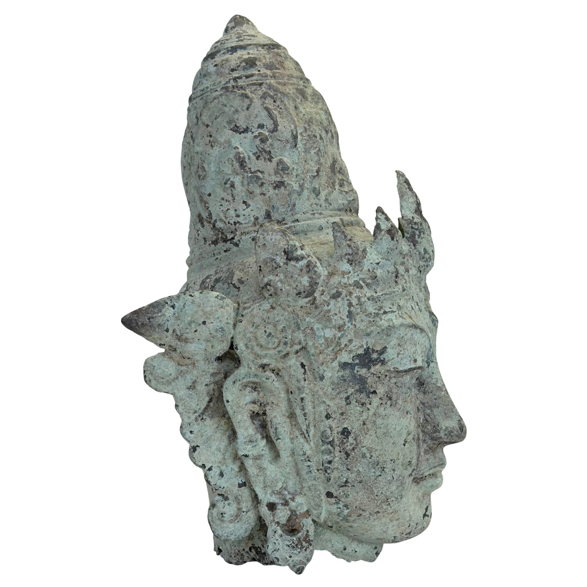 Bronzen hoofd van een hindoeïstische godheid vermoedelijk Vishnu uit Java