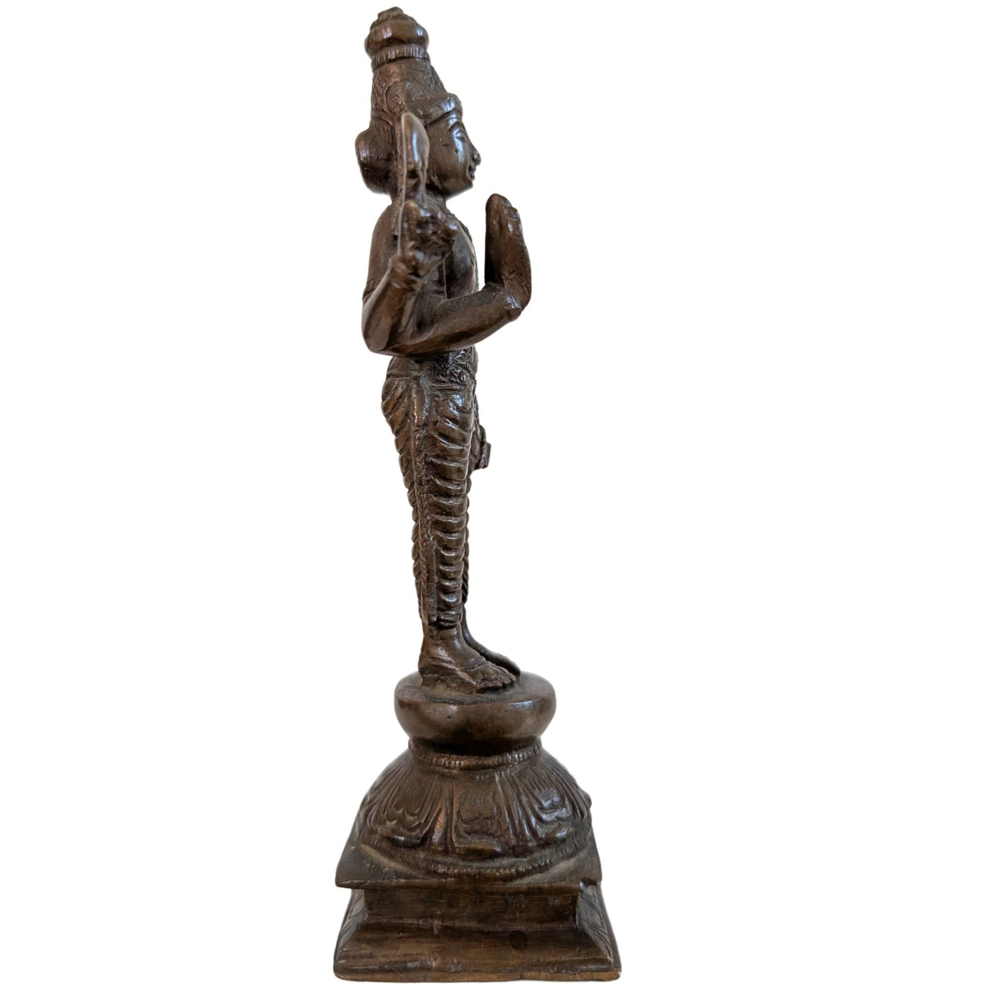 Detail van de donkere patina op antiek Indiaas Vishnu beeld.