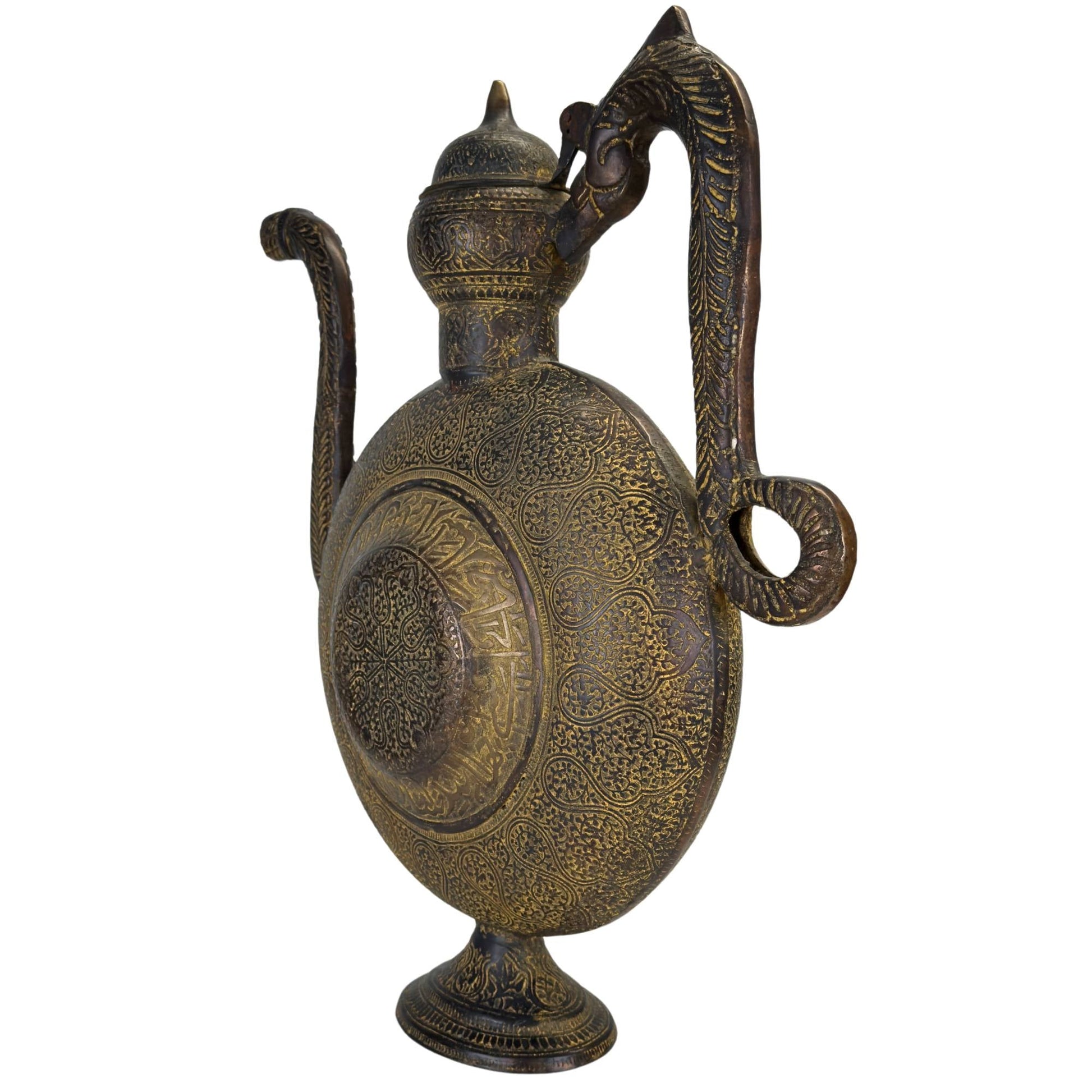 Detail van het natuurlijke patina en de historische gebruikssporen op het brons.