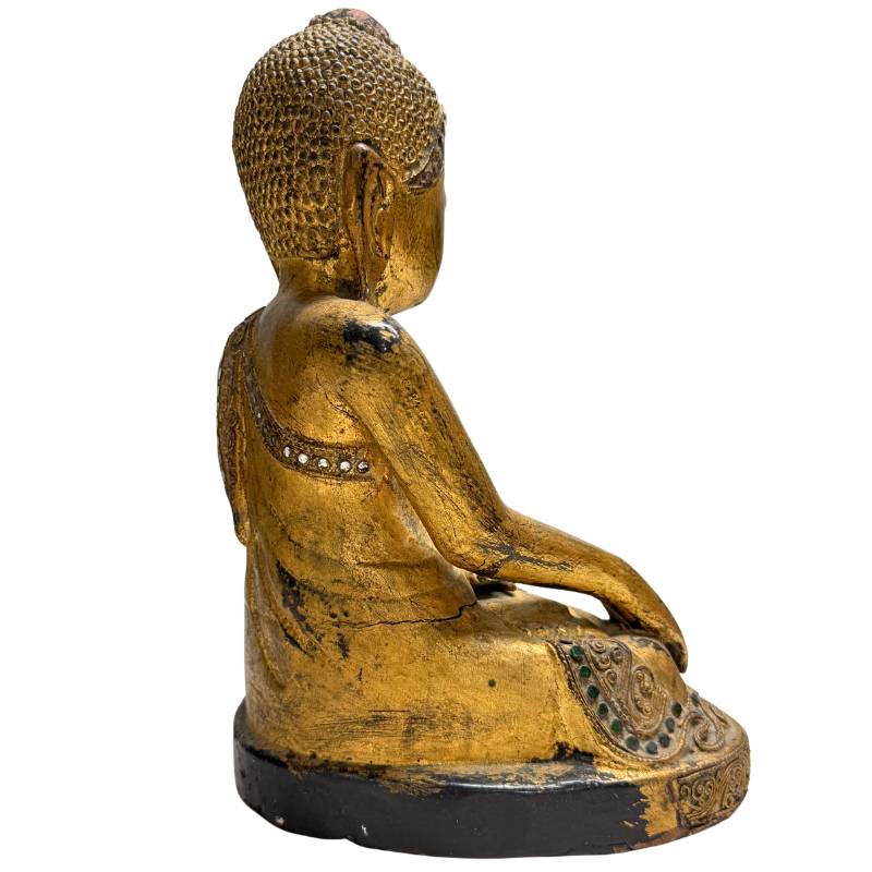 Detail van de doorlopende Hmankazi glasinleg en spiegelmozaïek op de achterzijde van een antieke houten Mandalay Boeddha.
