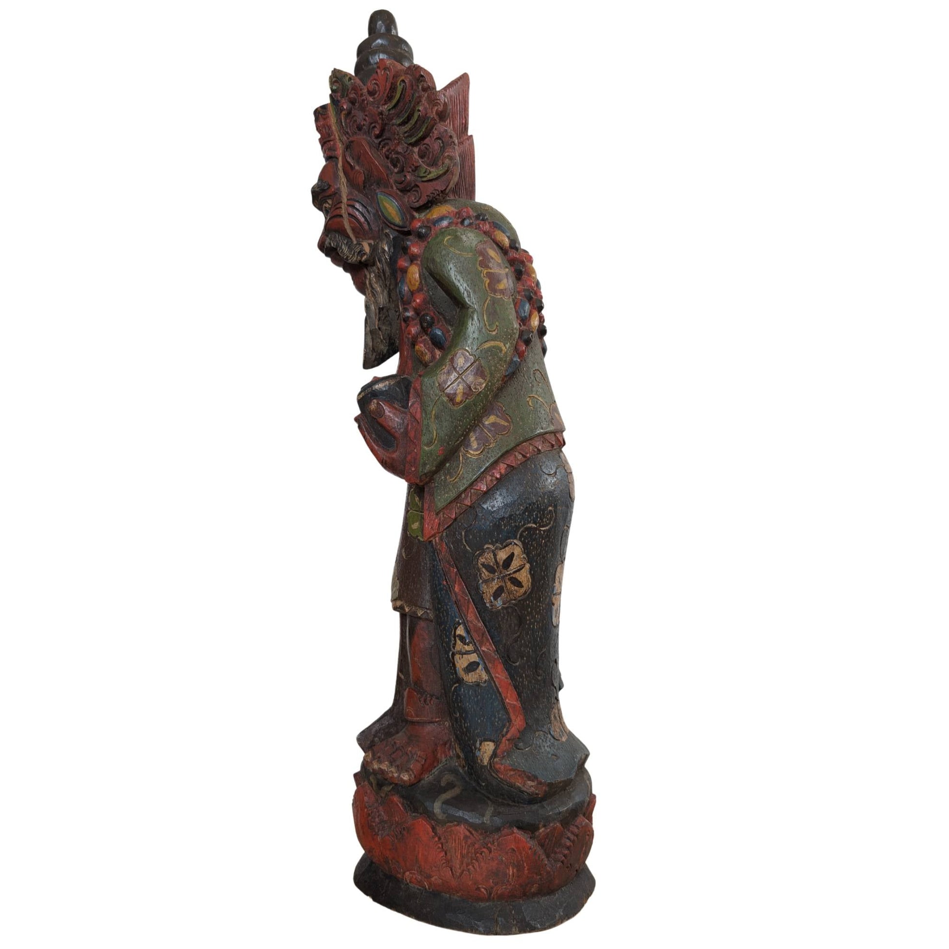 Afbeelding met afmetingen van het houten tempelwachter beeld (67 cm x 16,5 cm).