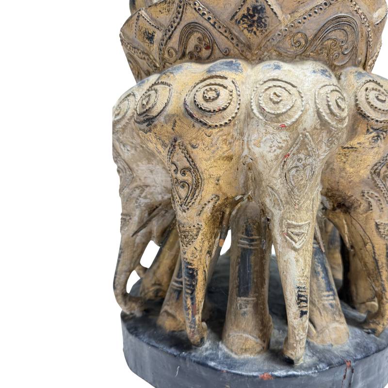 onderzijde van een birmees houten boeddhabeeld