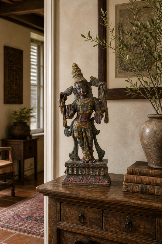 Antiek houten beeld van de hindoegod Vishnu uit Zuid-India