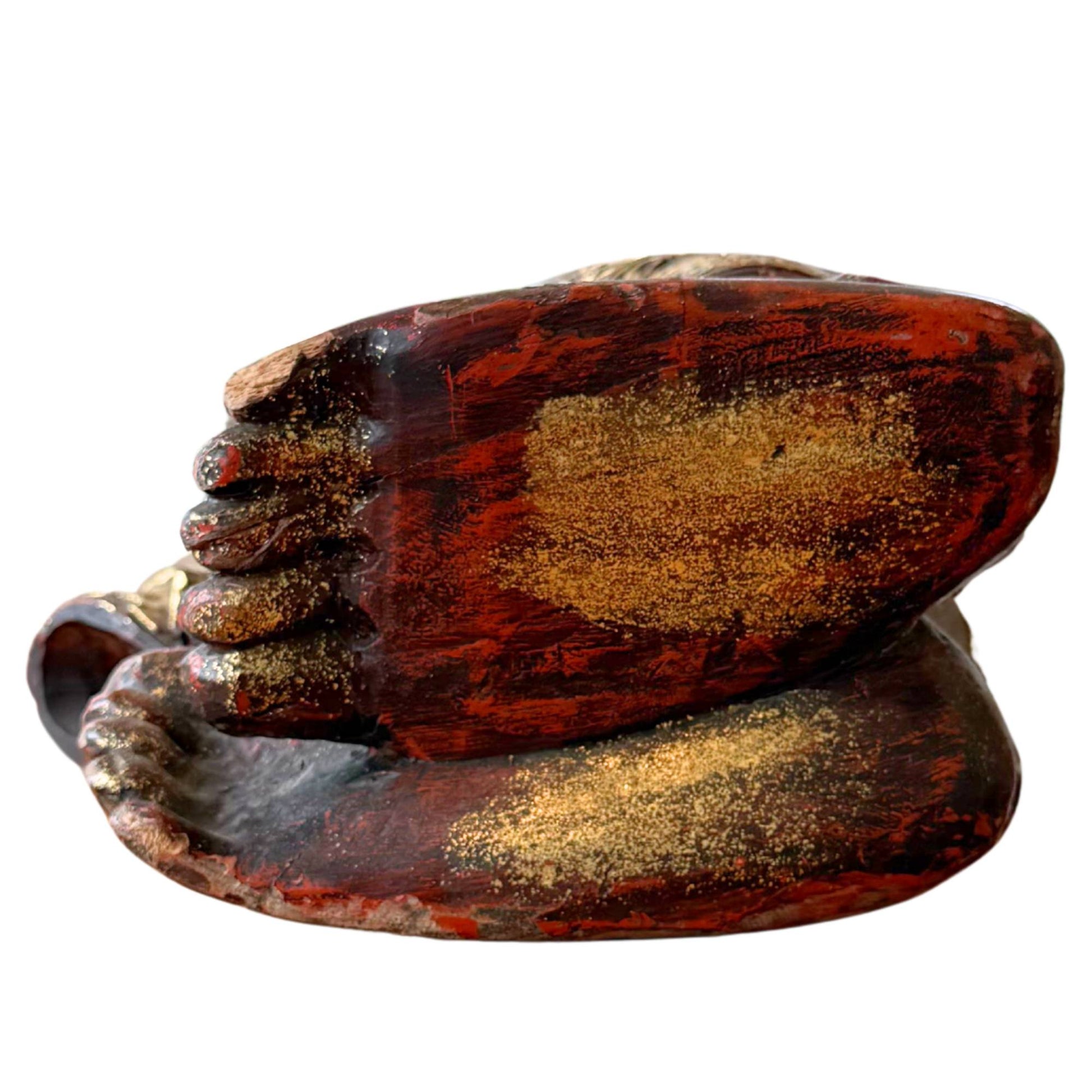 Detail van de handgesneden houten voeten en kussens van de Birmaanse dinsdag Boeddha