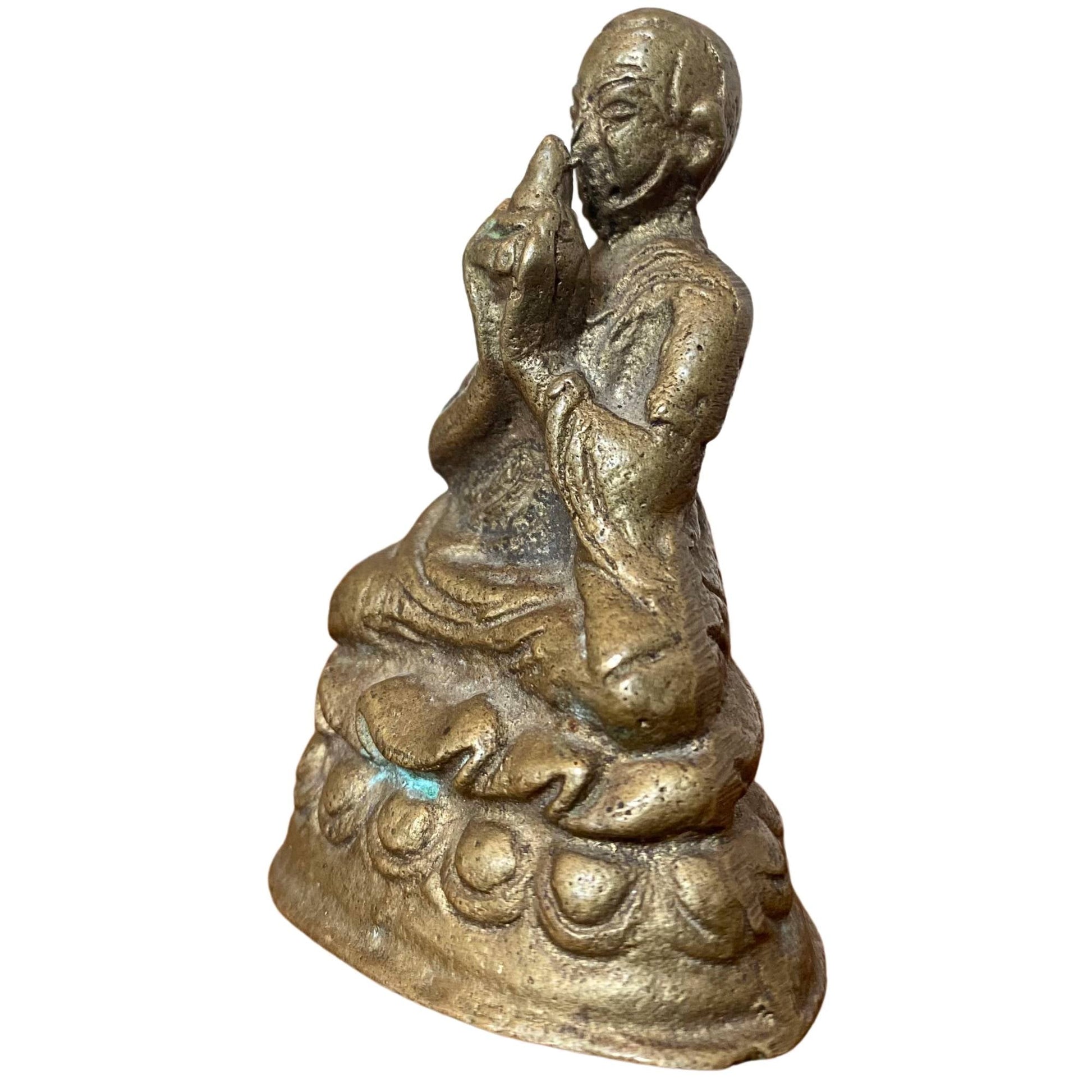 Detail van het zeldzame handgebaar dat mantra-recitatie of ademhalingsbeheersing (pranayama) symboliseert.