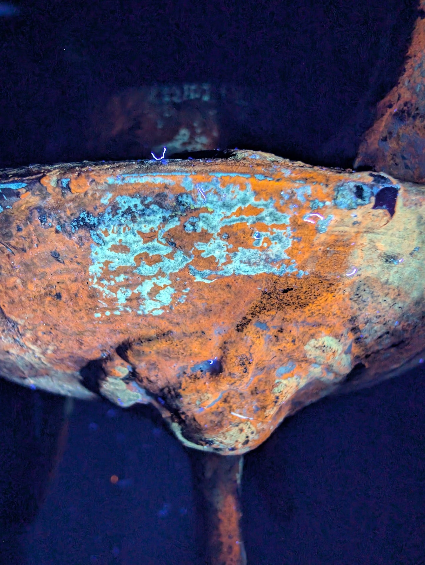 Close-up van de stevige tripod poten en de overgang naar het lichaam van het vat. et uv lamp