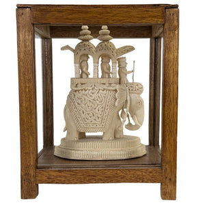 Indiaas Sholapith Olifantenbeeld in Vitrine – West-Bengalen Volkskunst – 23,5 cm