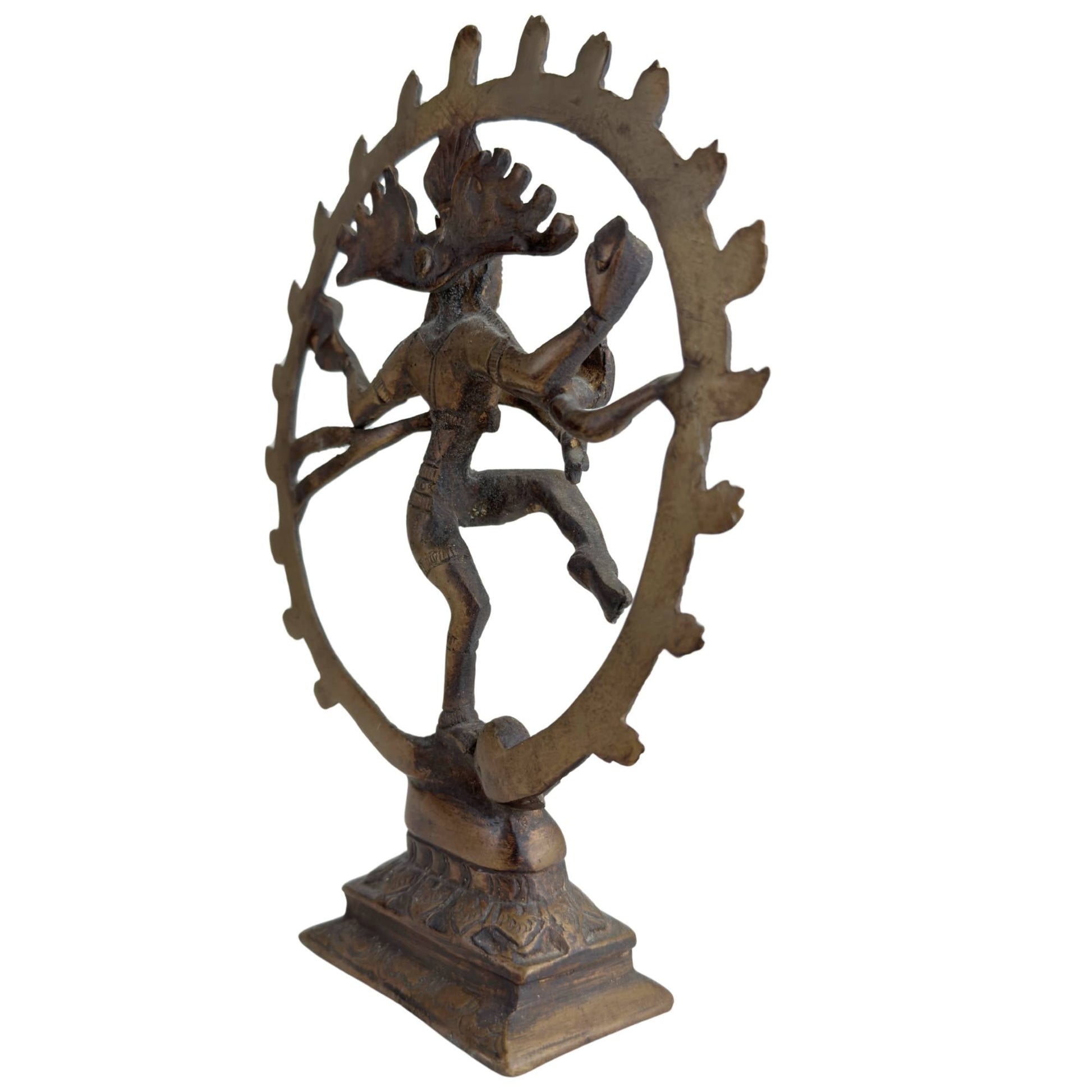 Indiaas Nataraja beeld op traditionele lotusvoet met fijne details