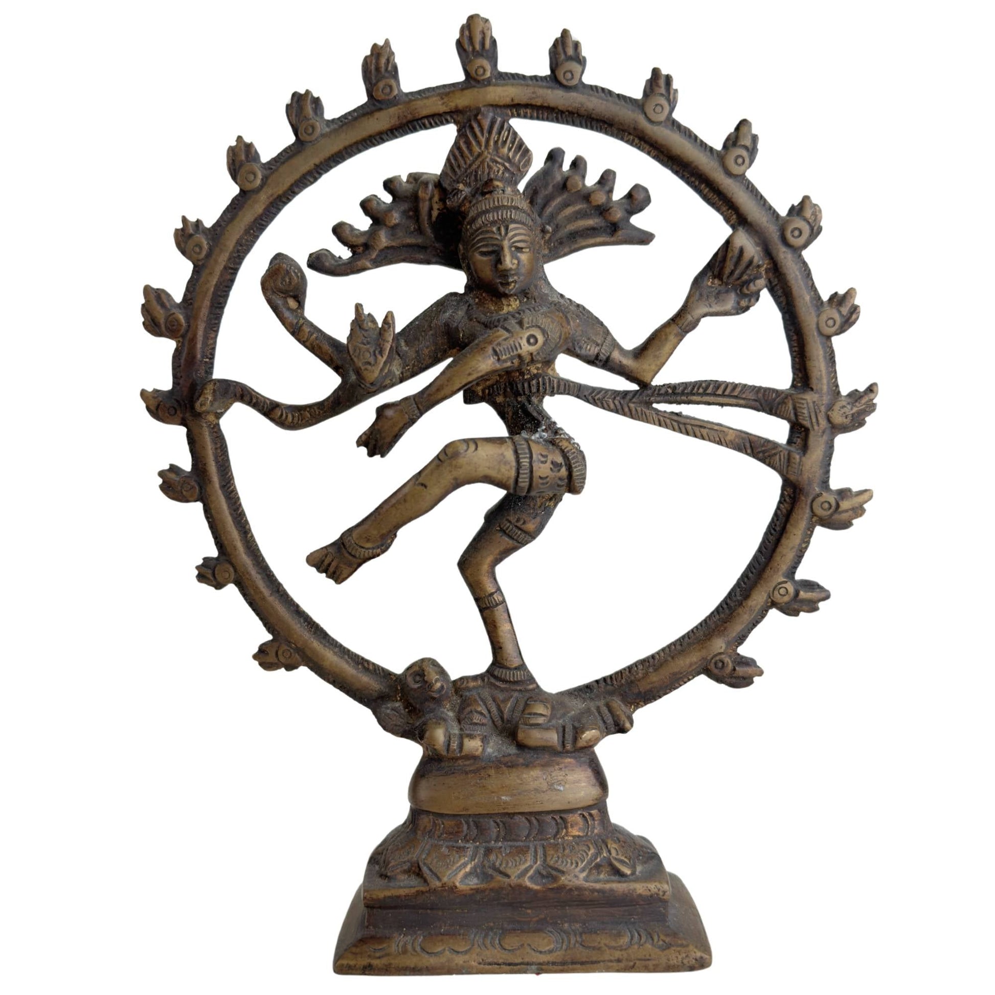 Indiaas Shiva Nataraja beeld van donker brons met kosmische danshouding