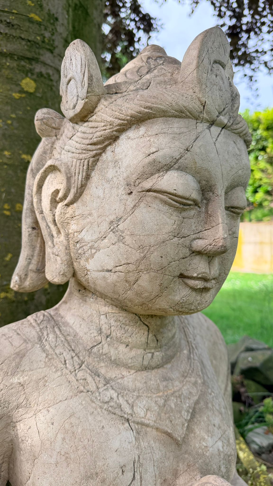 Indonesische tempelfiguur met traditionele kroon en sierlijke details