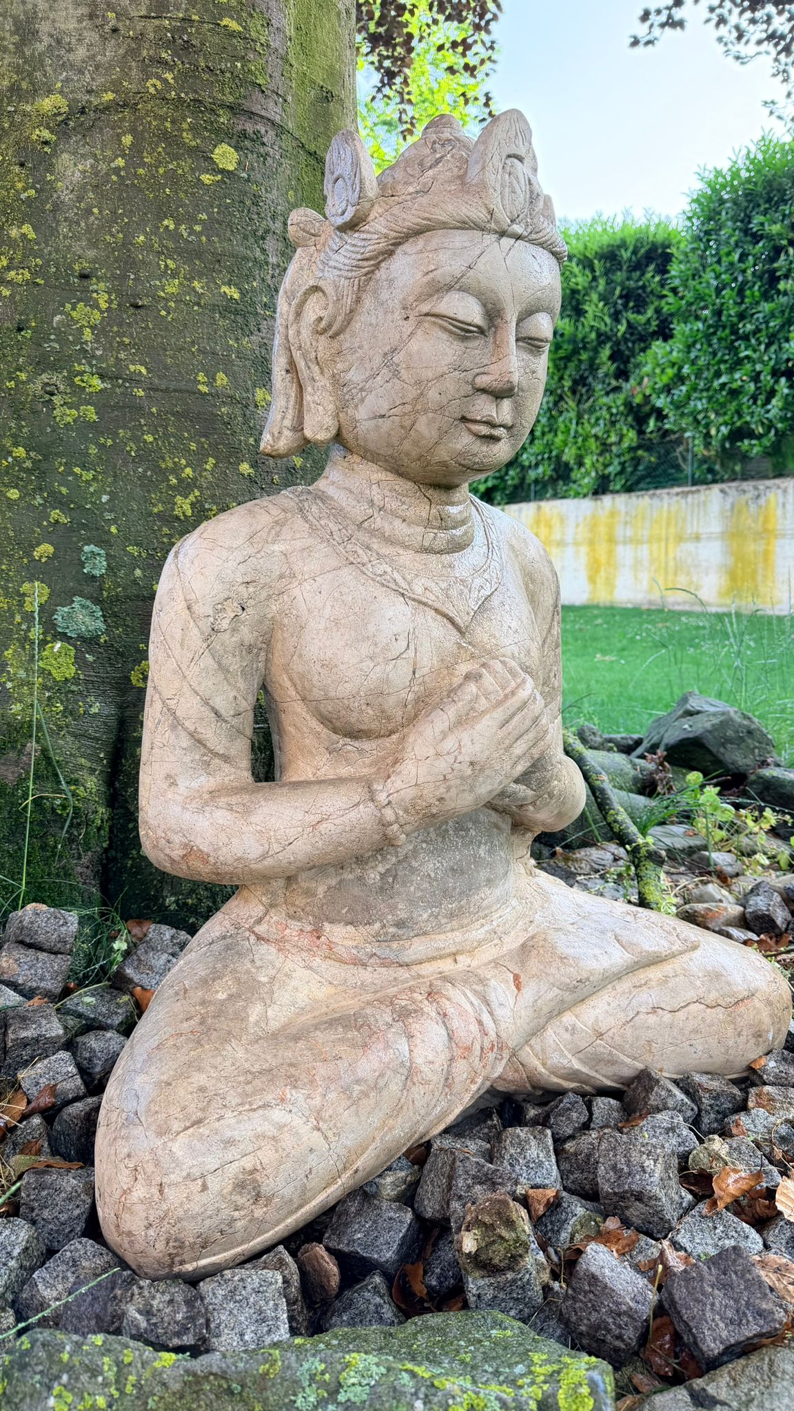 Indonesische tempelkunst weergegeven in een monumentale stenen figuur