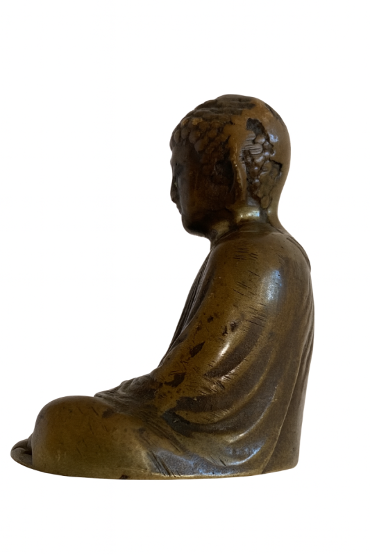 Japans bronzen boeddhabeeld in zittende meditatiehouding