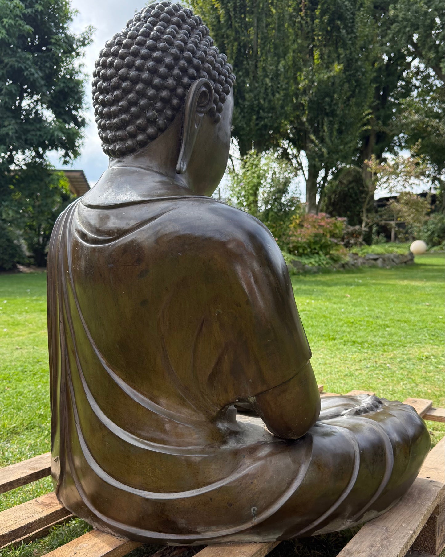 Robe folds and cast-bronze surface detail on the Japanese Amida Buddha