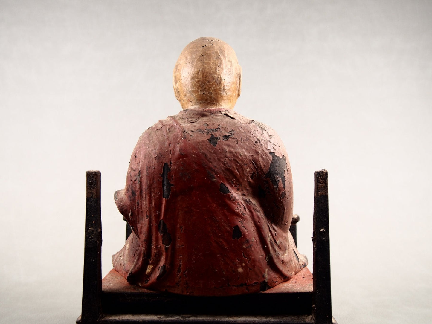Japans huisaltaar met houten monniksbeeld
