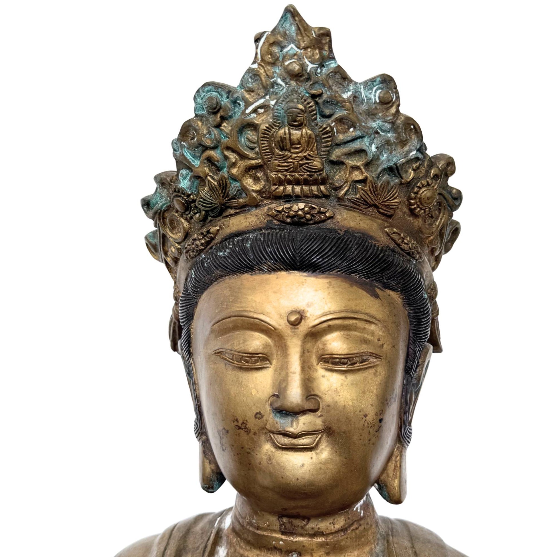 Gedetailleerd aanzicht van de multi-gelaagde zeshoekige sokkel en dubbele lotus-troon van het Japanse Sho-Kannon brons, vroege Edo-periode, getuigend van Butsuzo-vakmanschap.