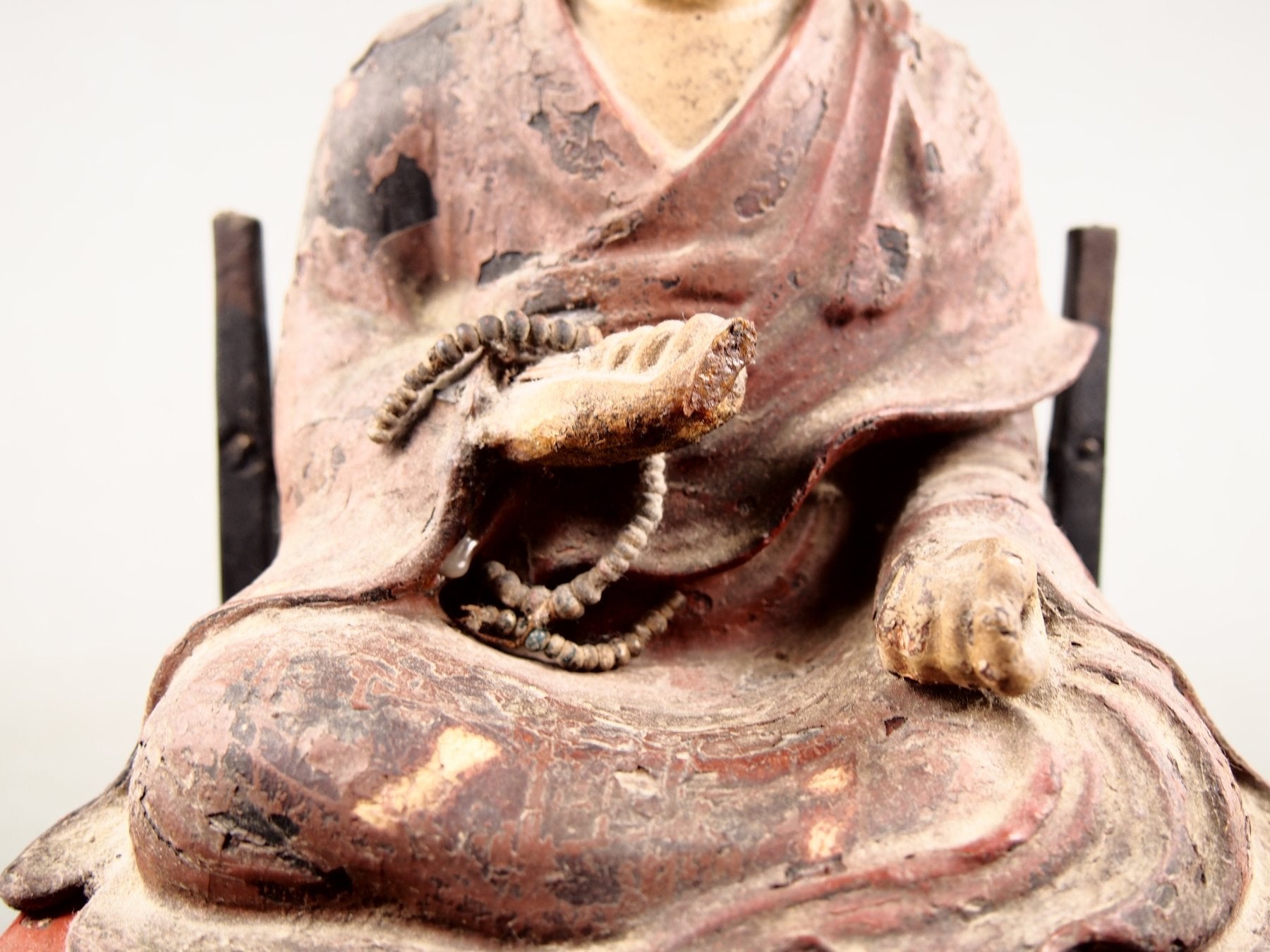 Houten religieus beeld uit Japanse tempelcultuur
