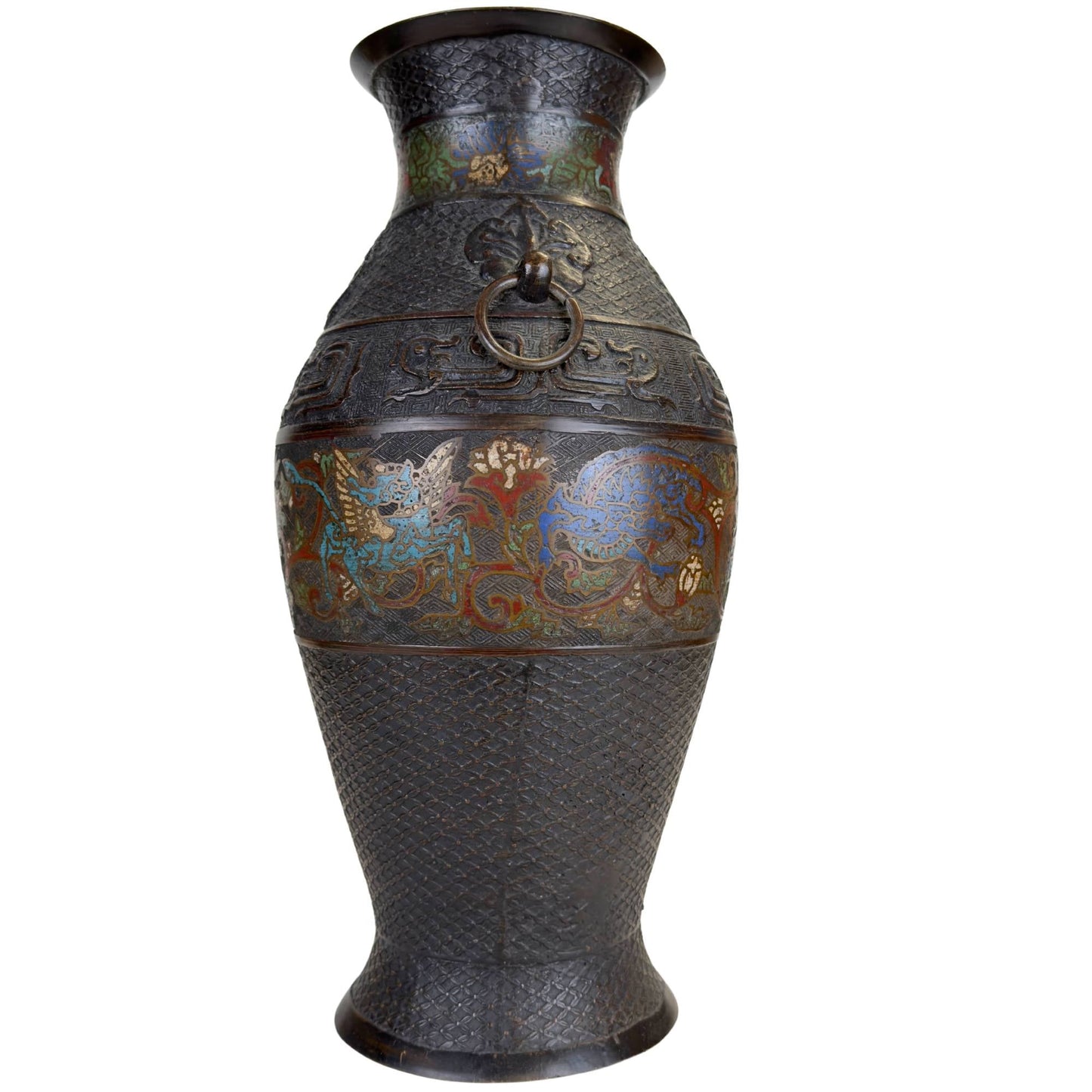 Japanse bronzen champlevé vaas met ringoor, archaïsche motieven en kleurrijke emailledecoratie rondom de buik