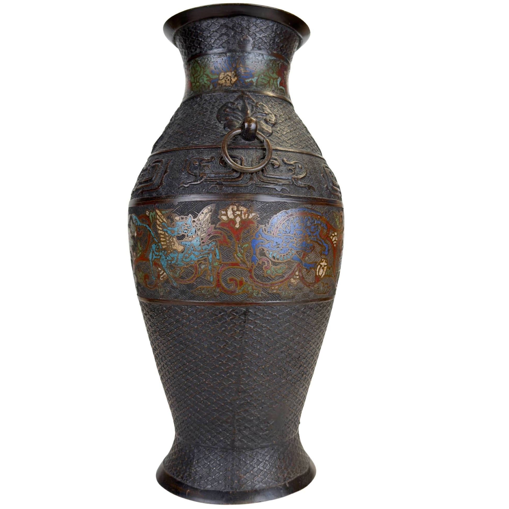 Japanse bronzen champlevé vaas met ringoor, archaïsche motieven en kleurrijke emailledecoratie rondom de buik