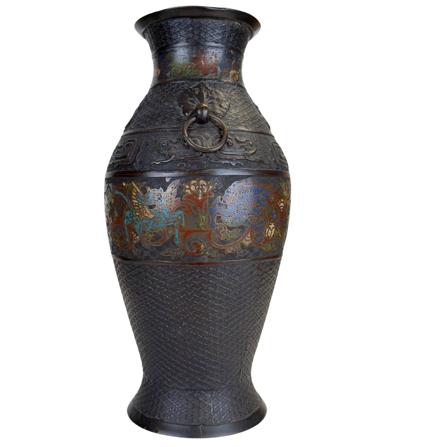 Detail van Japanse champlevé vaas met blauw fabeldier, florale emailledecoratie en fijn geometrisch patroon in het brons