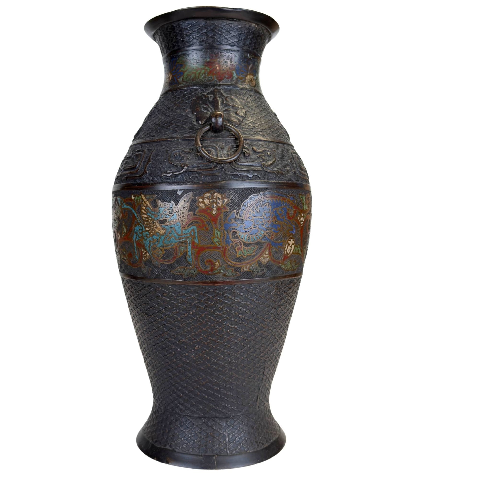 Detail van Japanse champlevé vaas met blauw fabeldier, florale emailledecoratie en fijn geometrisch patroon in het brons