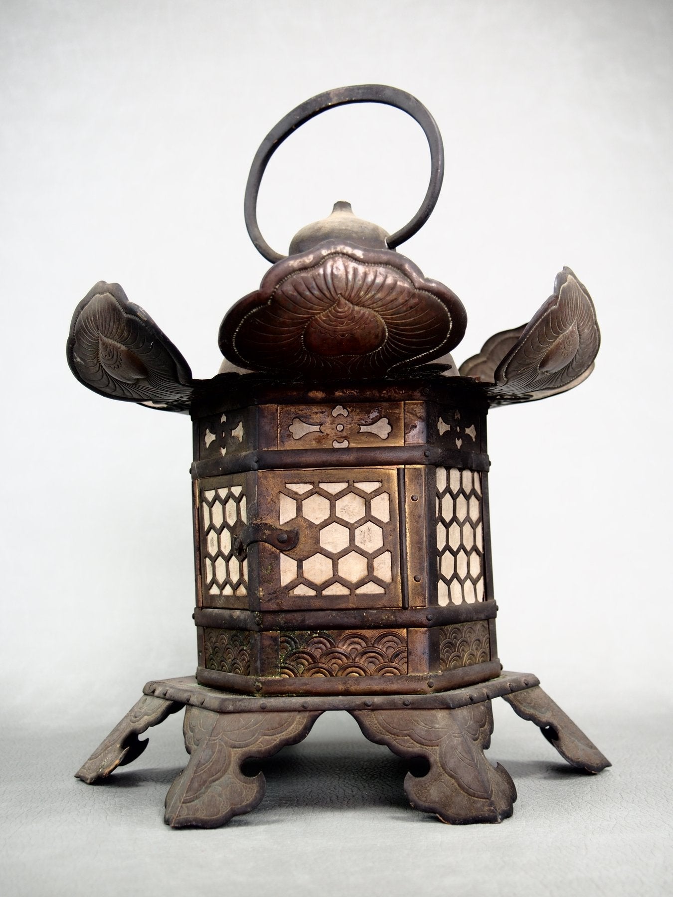 Authentiek Japans bronswerk 150 jaar oude zeshoekige hanglantaarn met patina