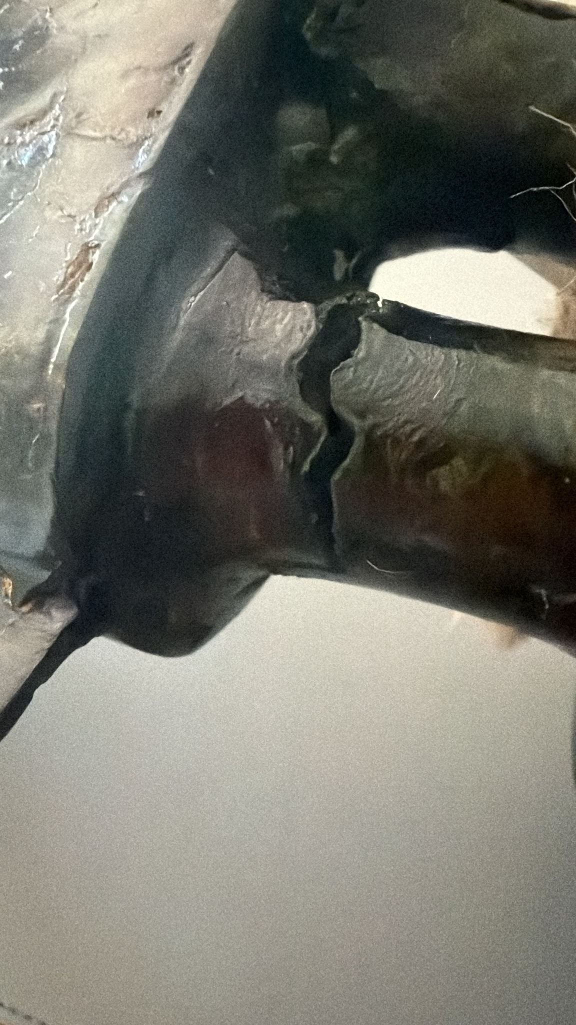 Detailopname van de professionele structurele stabilisatie bij de beenverbinding.