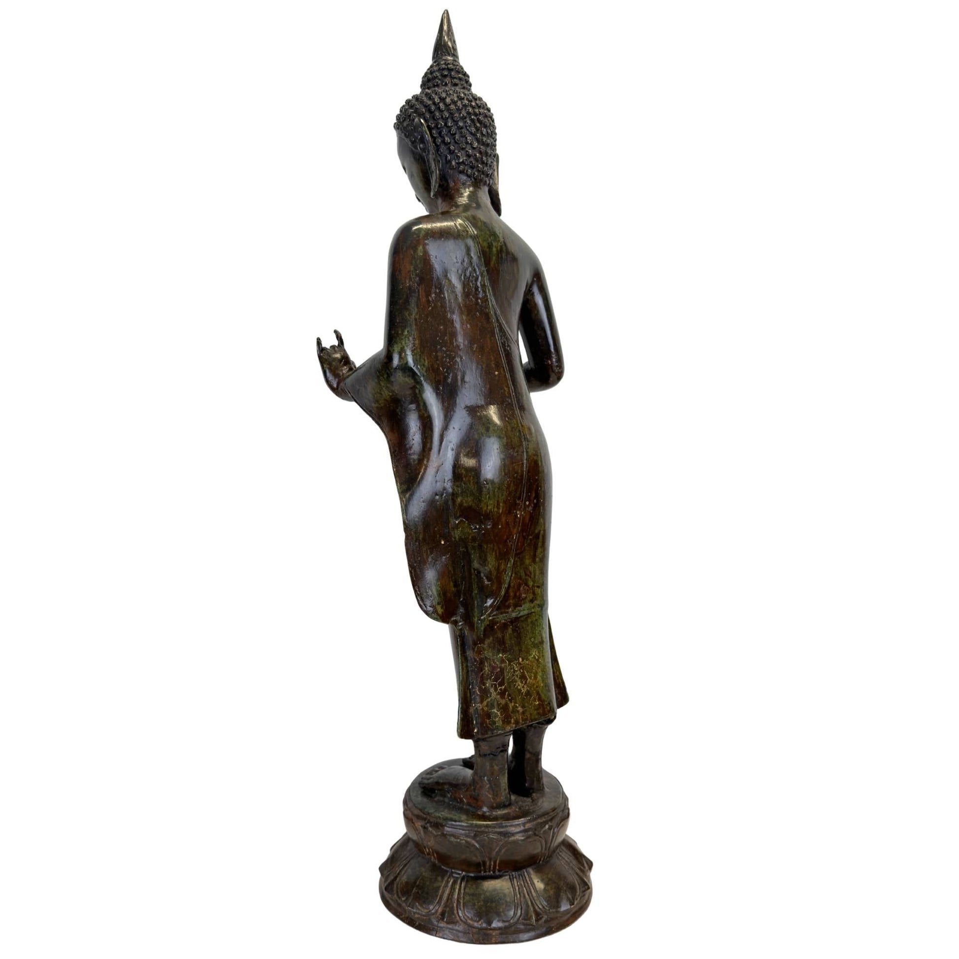Achteraanzicht van de antieke Javanese Boeddha, tonend de verfijnde verhoudingen en de authentieke patina.