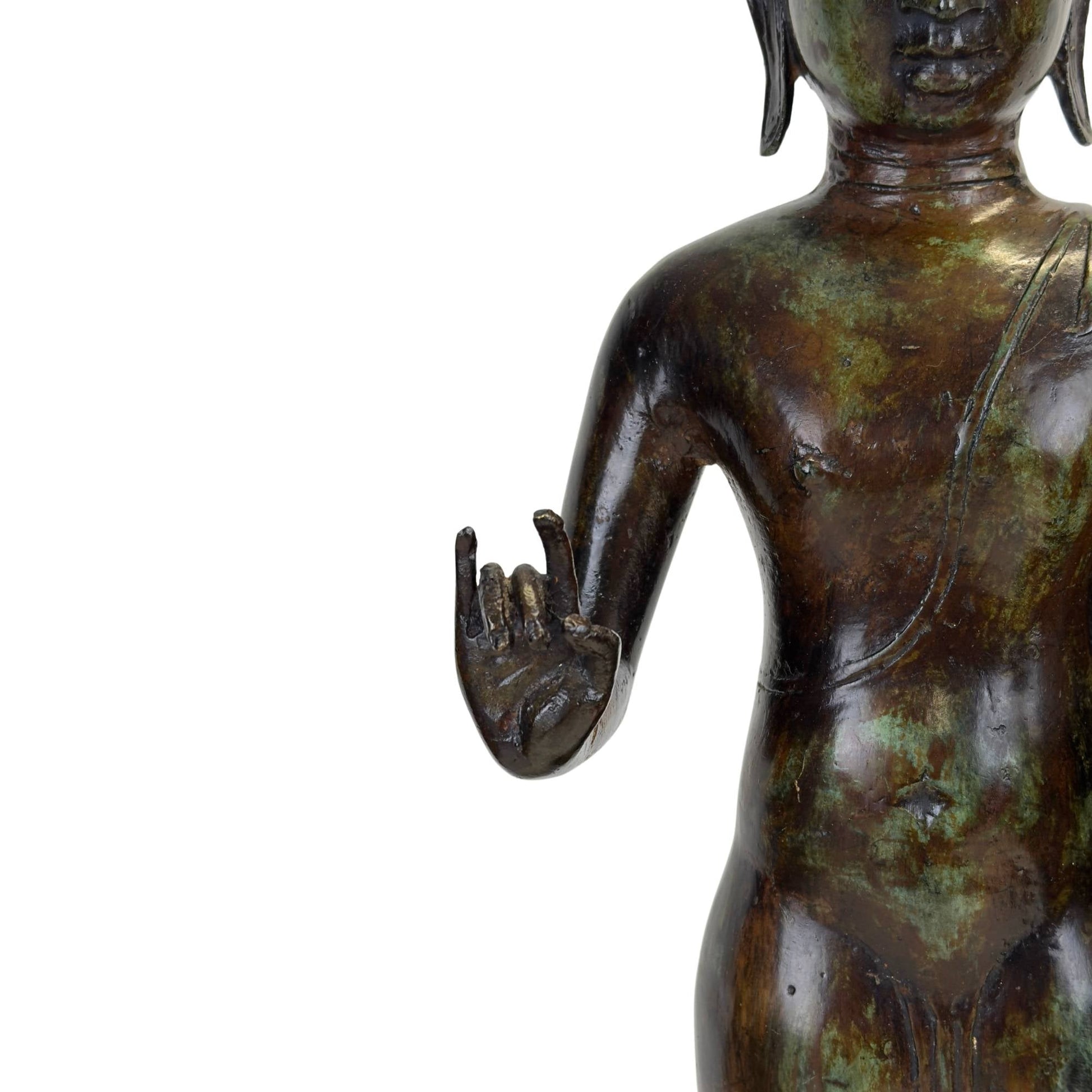 Close-up van de iconografische Double Vitarka Mudra handhouding, symbool van wijsheid en bescherming.