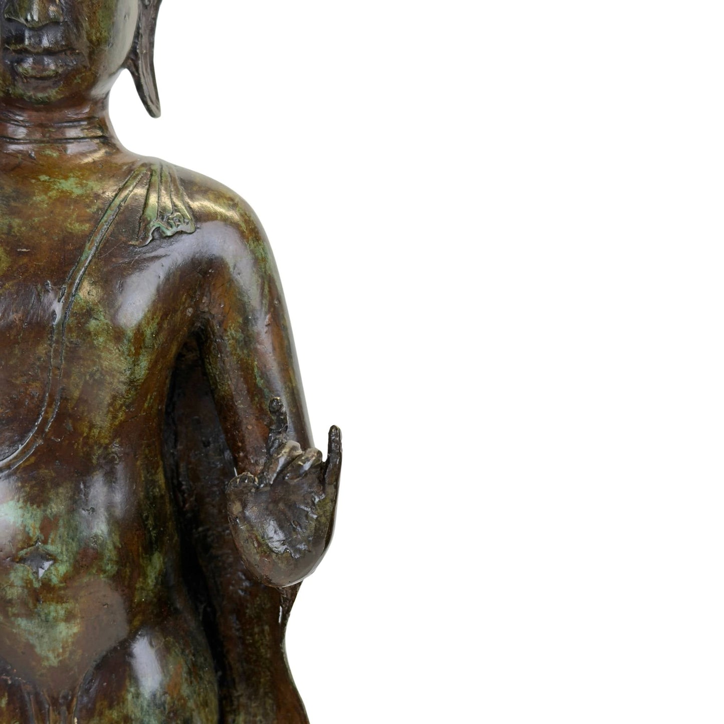 Detailopname van de patina-opbouw en de natuurlijke oxidatie op het bronzen gewaad.