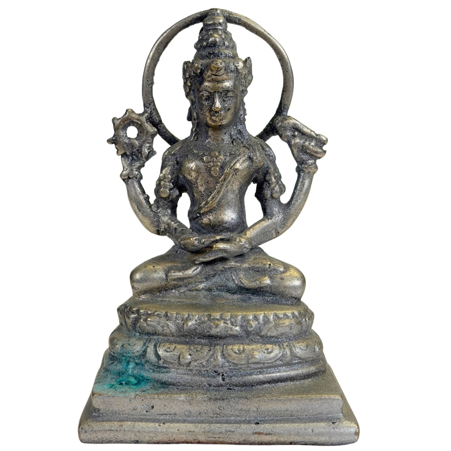 Oud Javaans bronzen Vishnu beeld uit Indonesië met vier armen, chakra, schelp en ronde aureool