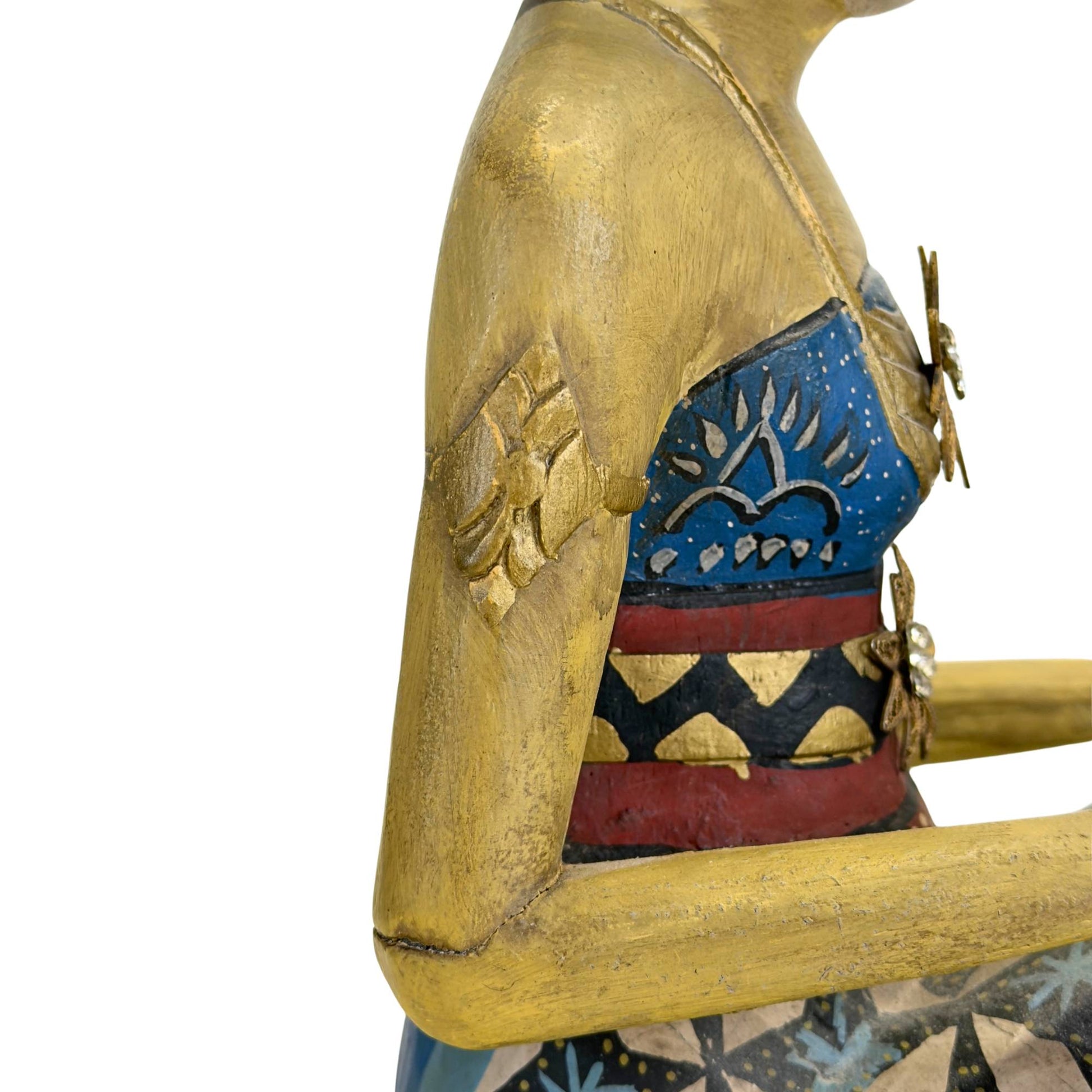 Antieke polychrome afwerking op Javaanse houten huwelijksbeelden.
