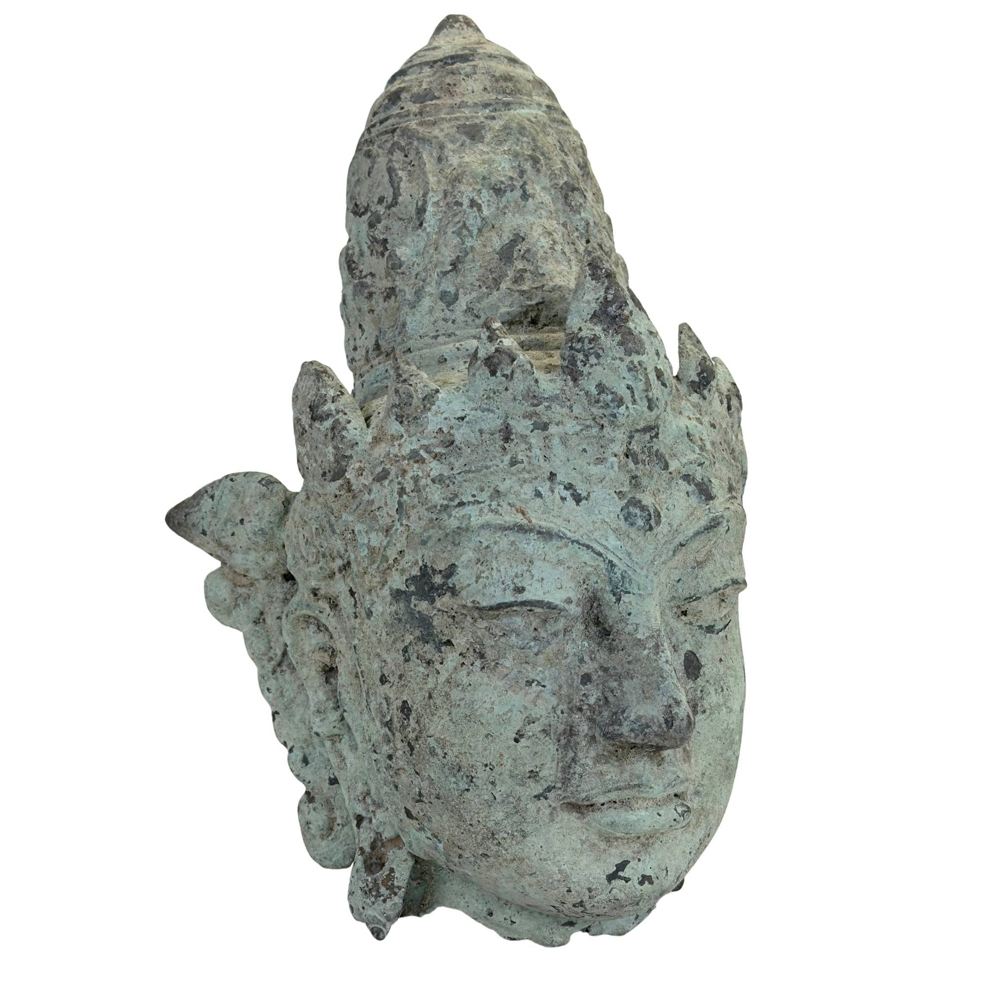 Antiek Javaans Vishnu hoofdfragment met zware groene oxidatie en oude patina