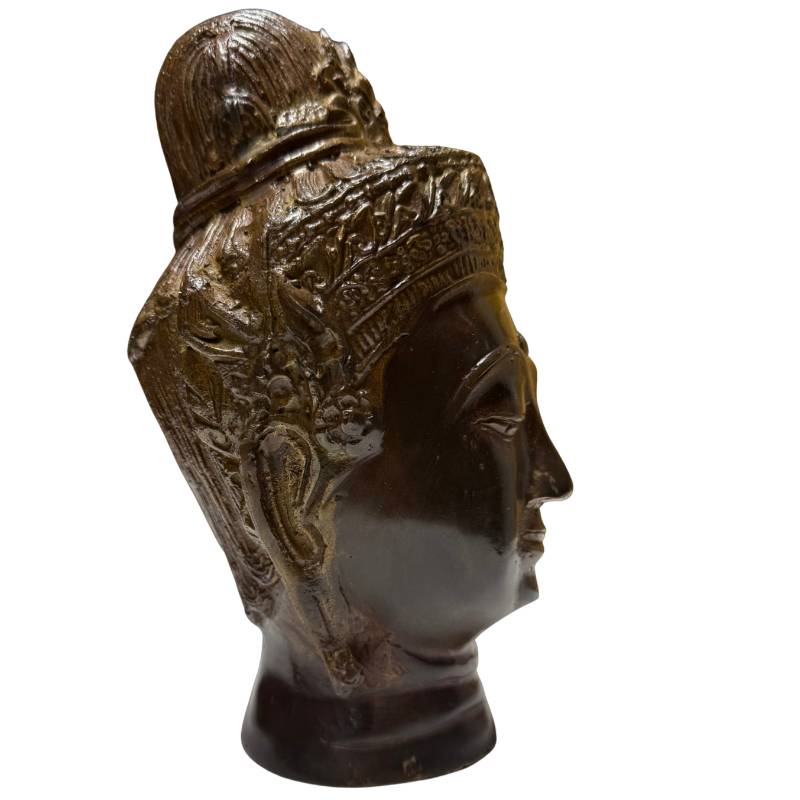 Khmer stijl Boeddha hoofd met serene uitstraling en spirituele betekenis