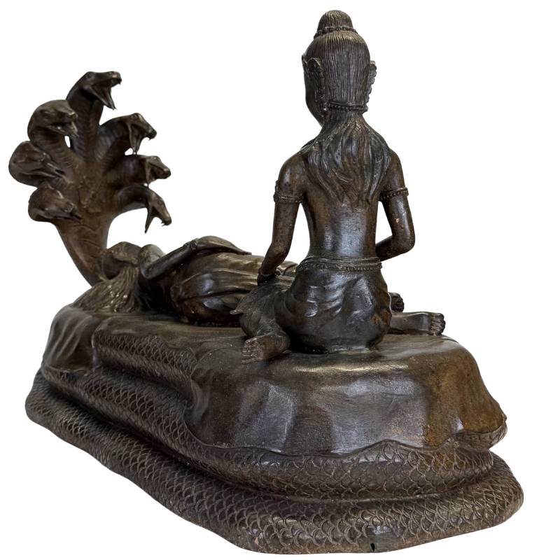 Vishnu Anantasayana sculptuur in traditionele Khmer-stijl