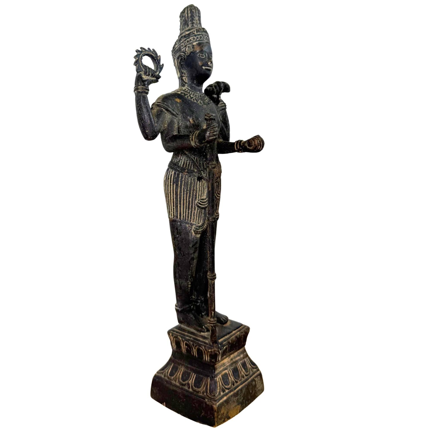 Driekwart aanzicht van de vierarmige Vishnu met Chakra en Shanka attributen.