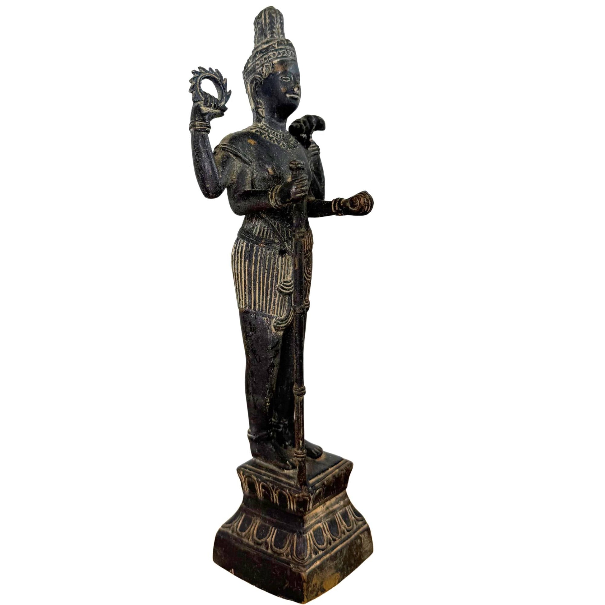 Driekwart aanzicht van de vierarmige Vishnu met Chakra en Shanka attributen.