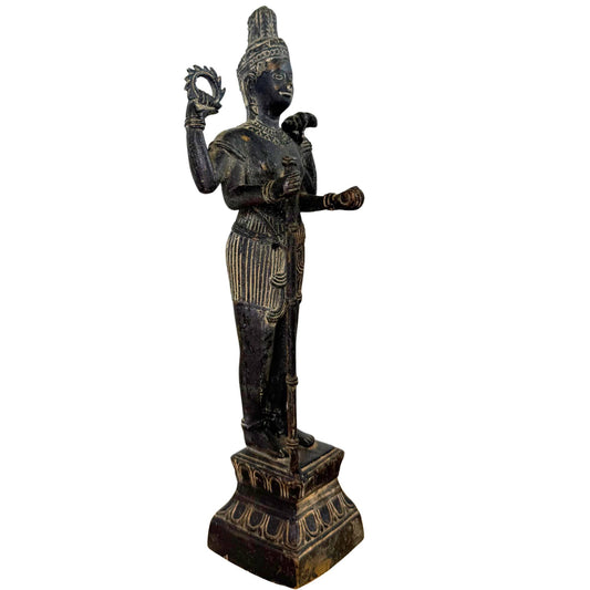 Driekwart aanzicht van de vierarmige Vishnu met Chakra en Shanka attributen.