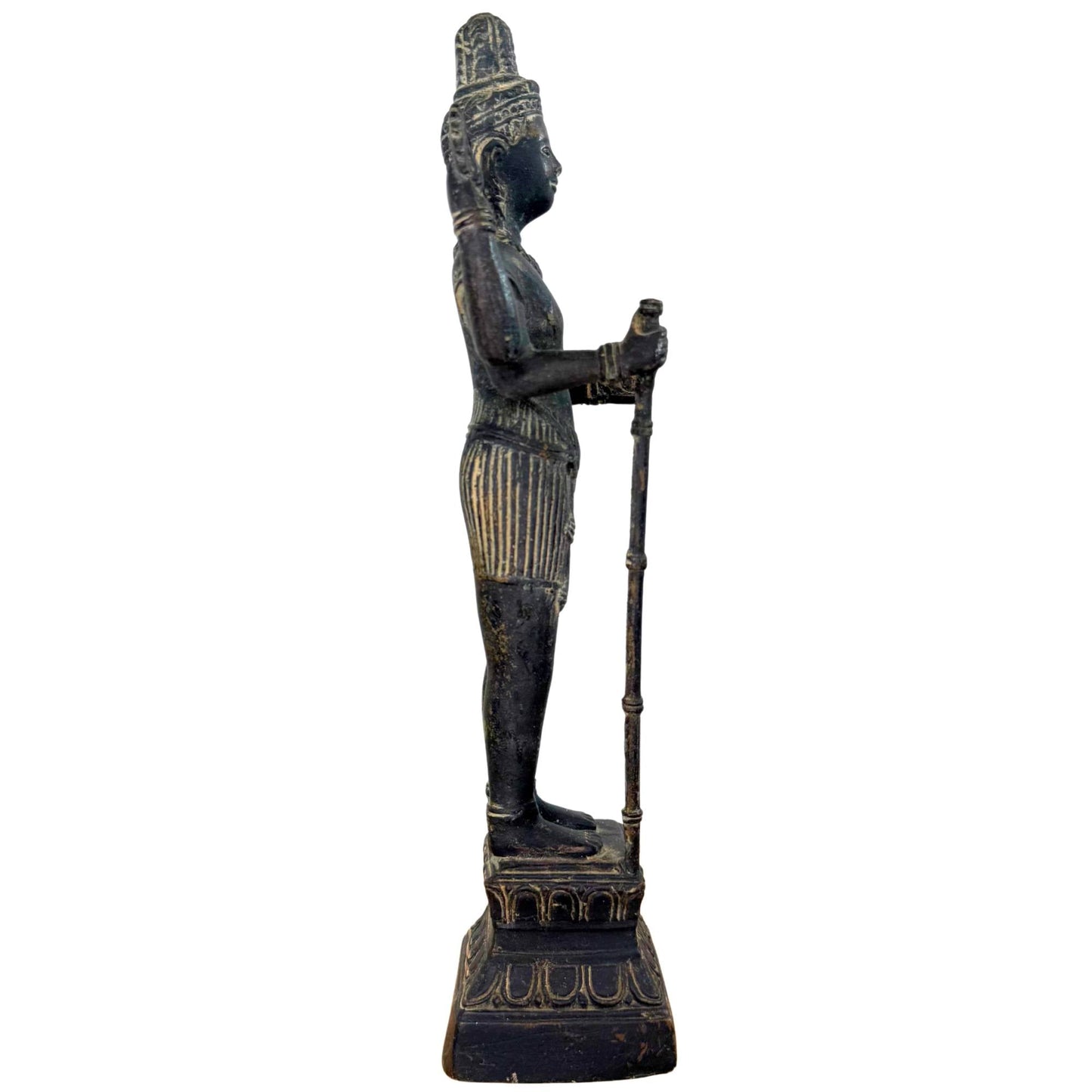 Zijaanzicht van de Vishnu, tonend de scherpe lijnvoering en authentieke patina.