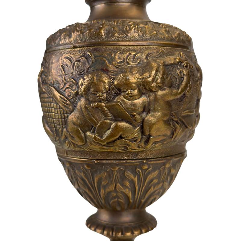 klassieke ewer in brons met putti en ornamentale afwerking