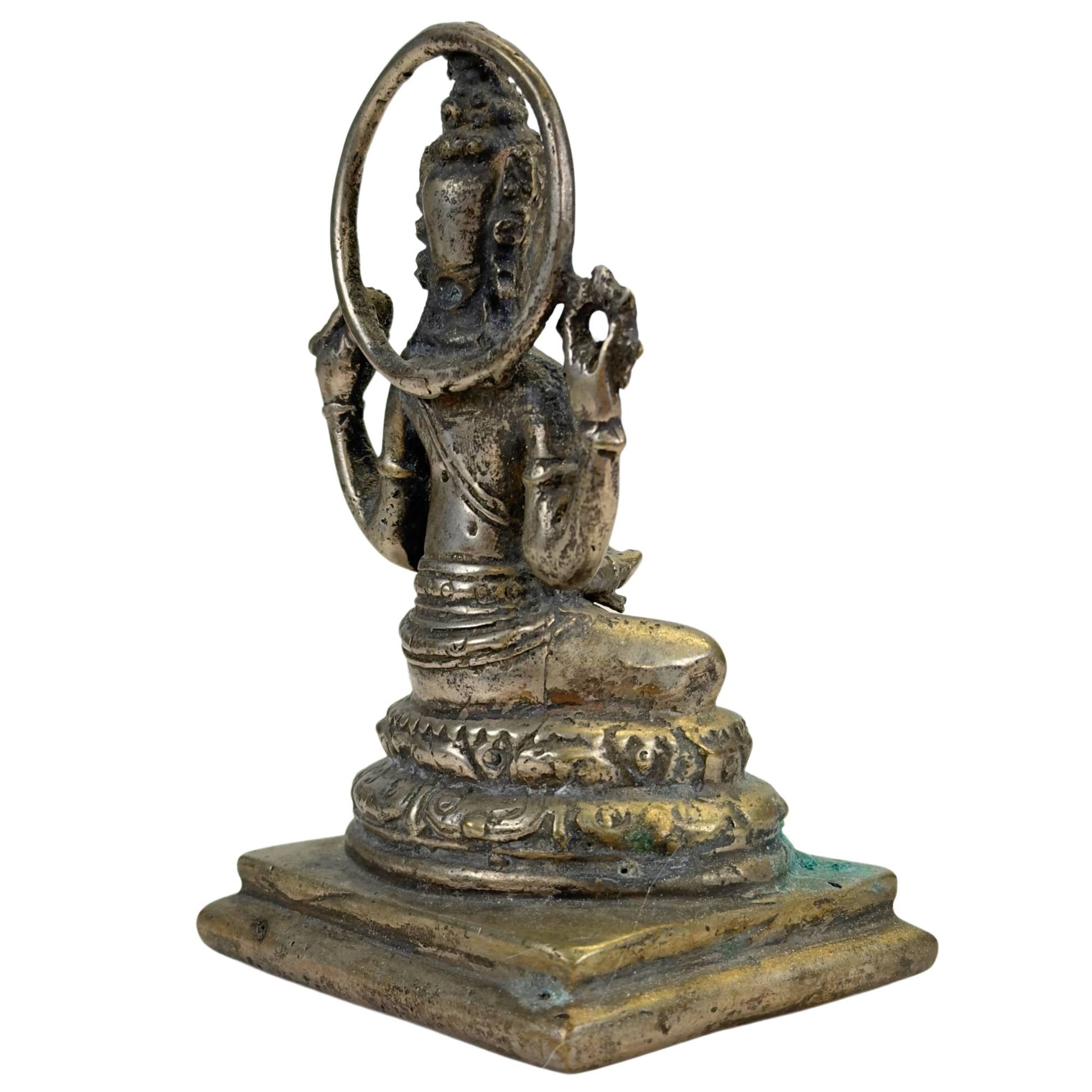 Klein Javaans Vishnu altaarbeeld van brons met lotusbasis, vierkante sokkel en rituele uitstraling