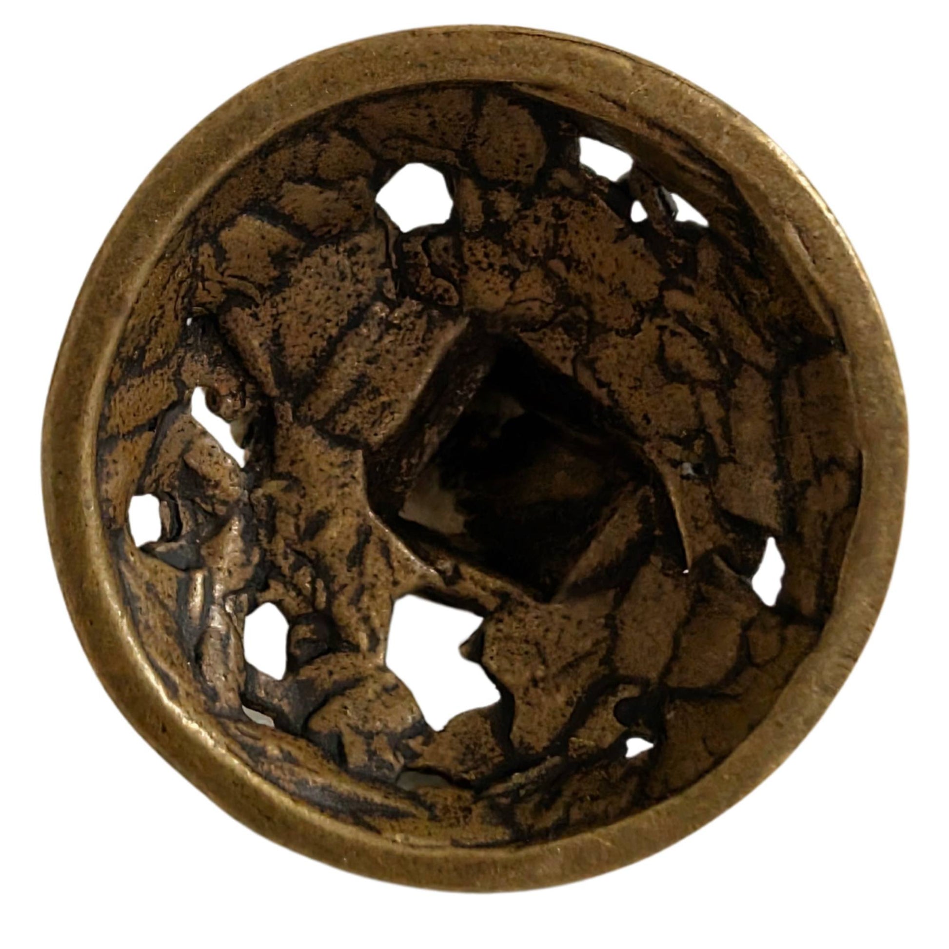 Miniatuur bronzen ding wierookbrander met monster- of leeuwenmaskers op de poten.