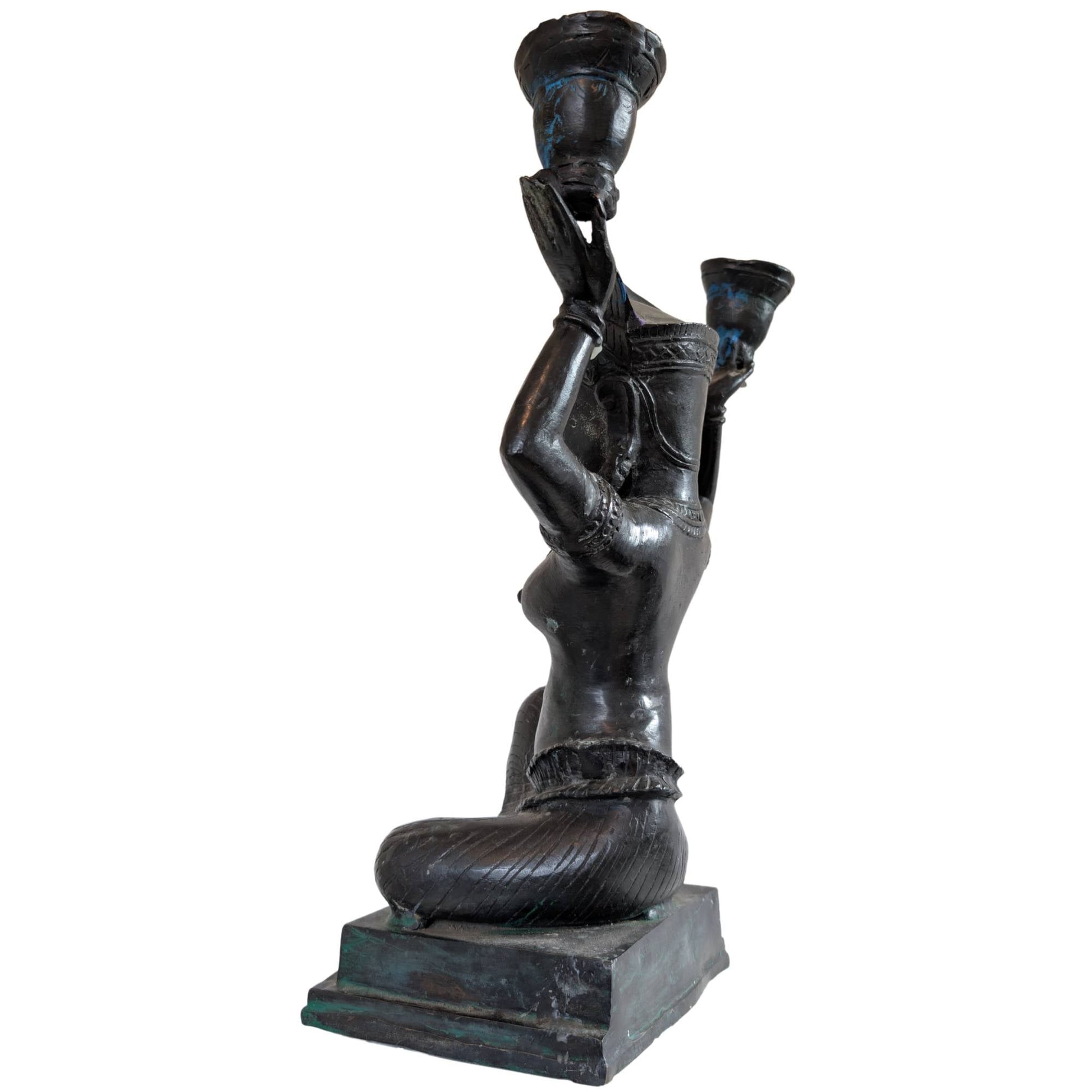 Knielende Apsara Yakshi in brons met blauwe oxidatie accenten